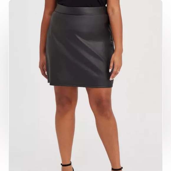 Torrid Black Mini Studio Luxe Ponte High Waisted Skirt NWT - Picture 1 of 5